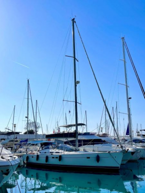 Un voilier de charme à la Marina Baie des Anges